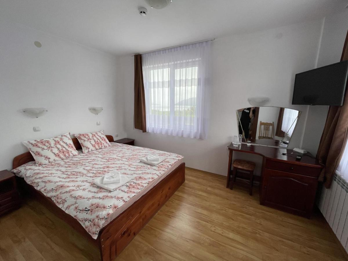 Family Hotel Panorama Sarnitsa Bagian luar foto